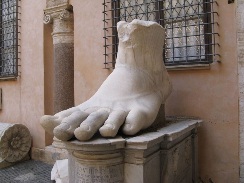 A Roma ricostruito in scala 1:1 il Colosso di Costantino: tredici metri di marmo tornano al loro posto