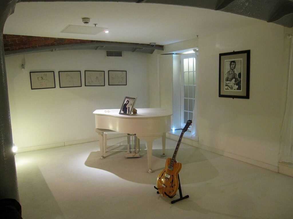 Flickr - ronsaunders47 - John Lennon's "White Room"