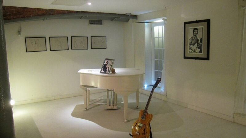 Flickr - ronsaunders47 - John Lennon's "White Room"