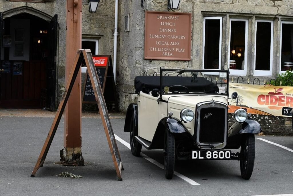 Godshill, Griffin Family Inn, Vintage Austin car 1 - geograph.org.uk - 6303295