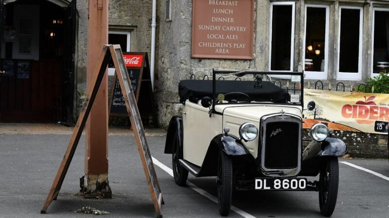 Godshill, Griffin Family Inn, Vintage Austin car 1 - geograph.org.uk - 6303295