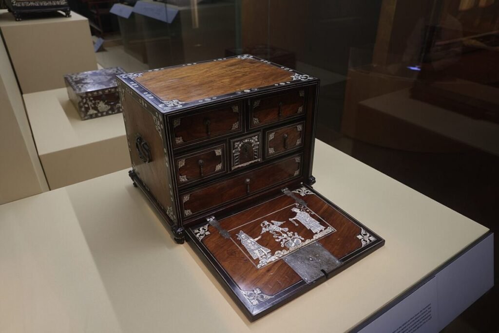 Filipino schreibtisch box with inlay of Tenochtitlan founding myth, Asian Civilisations Museum, Manilla Galleon exhibit (Dawn DOC 1627, unedited)