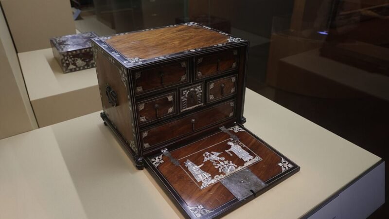 Filipino schreibtisch box with inlay of Tenochtitlan founding myth, Asian Civilisations Museum, Manilla Galleon exhibit (Dawn DOC 1627, unedited)