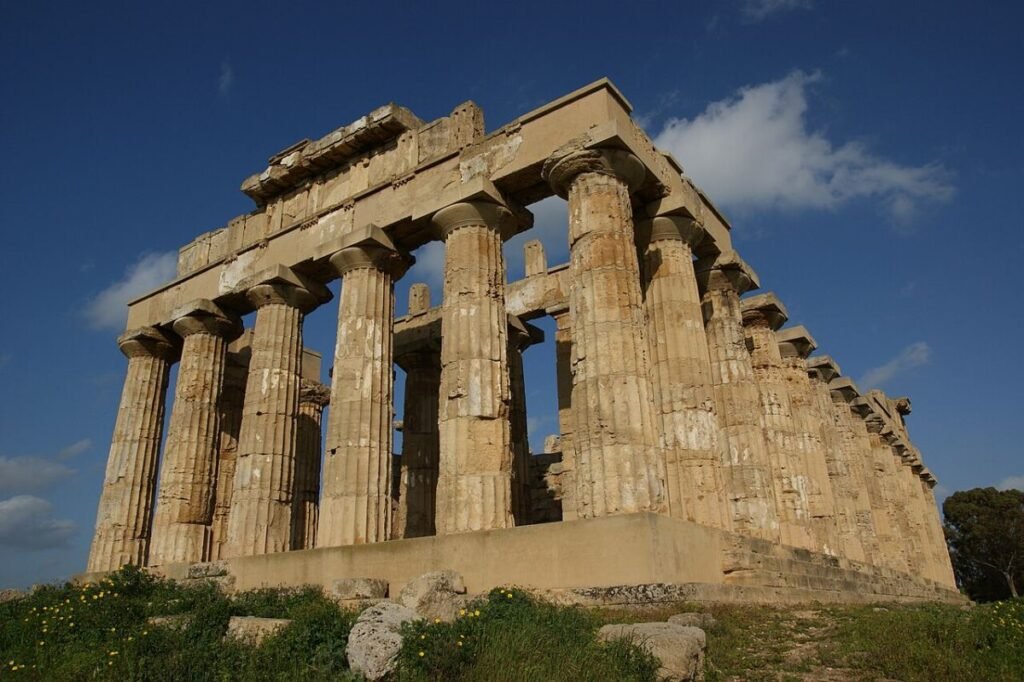 A Selinunte quindici sculture monumentali di Stefano Bombardieri tra i templi: la mostra resta fino al 2026