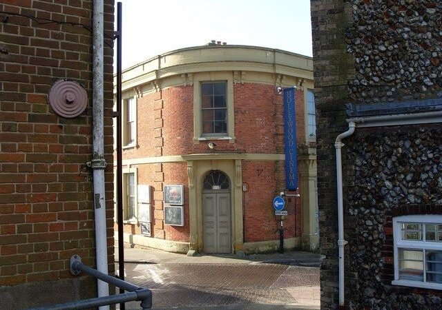 File:Hollywood Cinema, Fakenham - geograph.org.uk - 690800.jpg