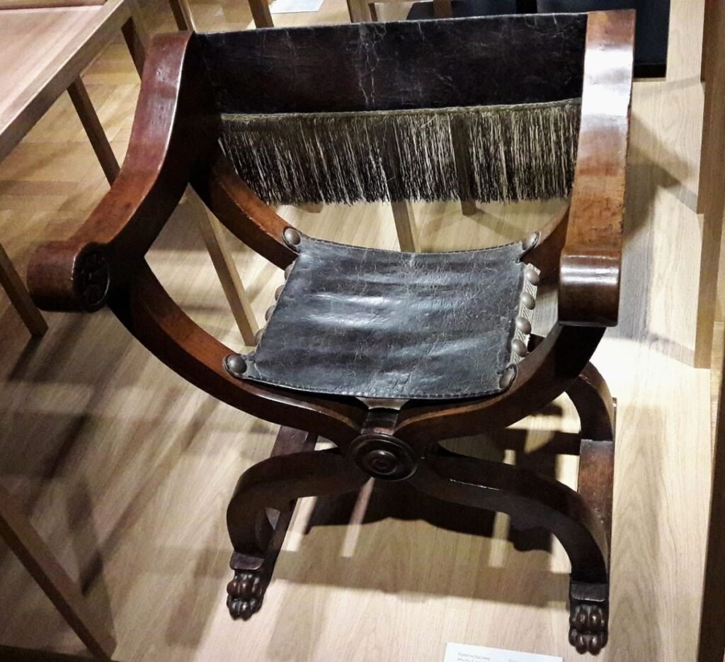 Italy Renaissance scissor chair 04