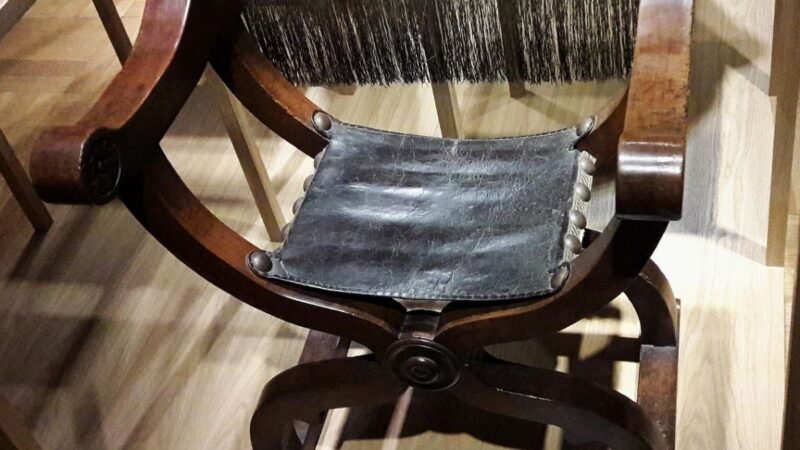 Italy Renaissance scissor chair 04
