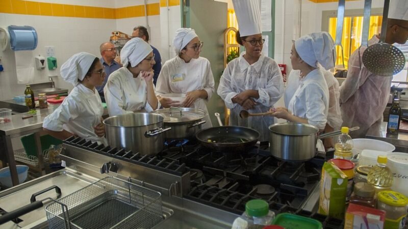 Sicilian Culinary Students Train Navy Chefs on Traditional Pasta Preparation Techniques (5999930)