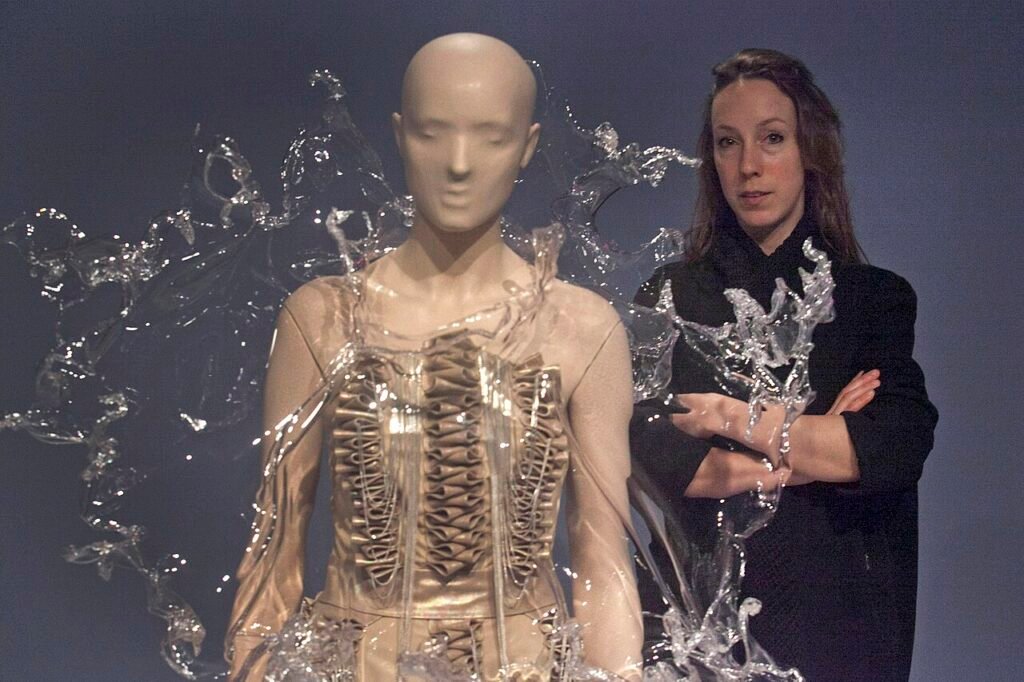 Il surrealismo ridefinisce la moda contemporanea: quando l’irrazionale diventa couture