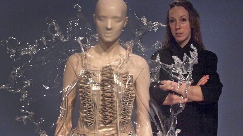Il surrealismo ridefinisce la moda contemporanea: quando l’irrazionale diventa couture
