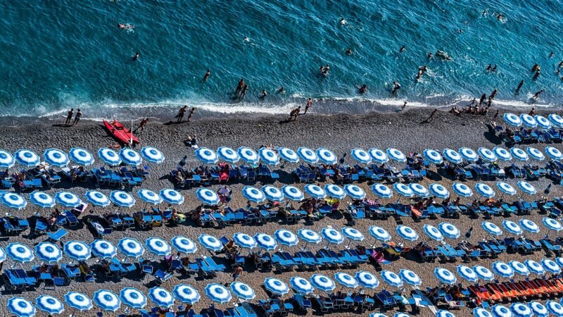 La geografia umana di Massimo Vitali: tre decenni di spiagge come archivio sociale