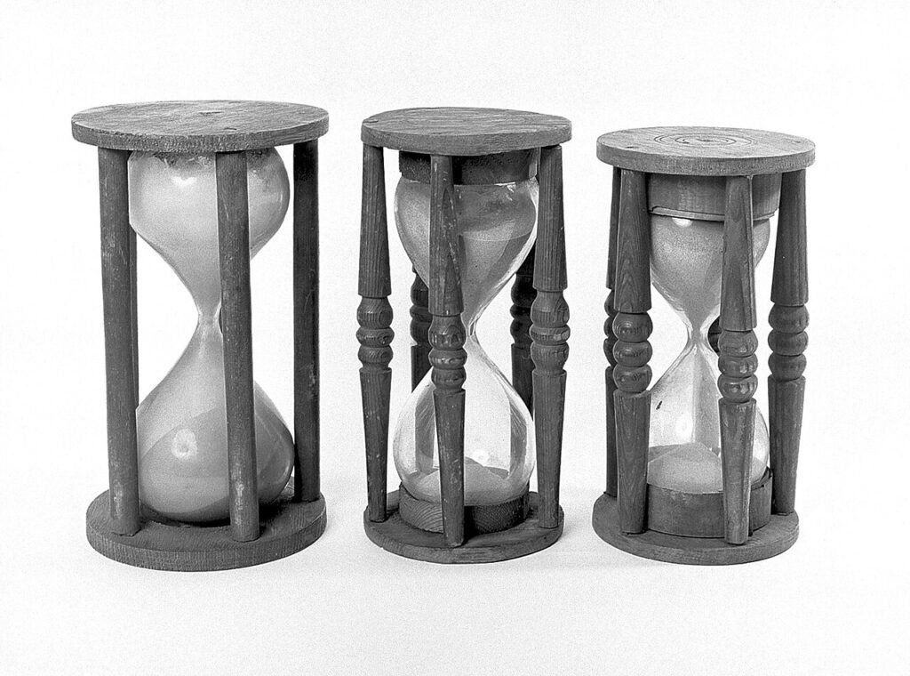 Il senso del tempo oltre la fuga: una riflessione sull’attesa e i sogni