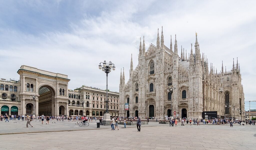 La Milano dei privilegi e della memoria: quando la storia diventa racconto