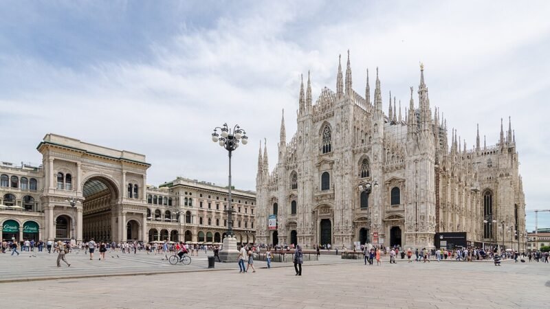 La Milano dei privilegi e della memoria: quando la storia diventa racconto
