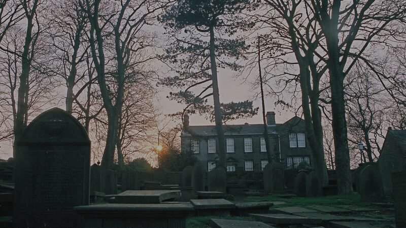 Oltre il vissuto: il cinema ricerca il segreto della scrittura di Emily Brontë
