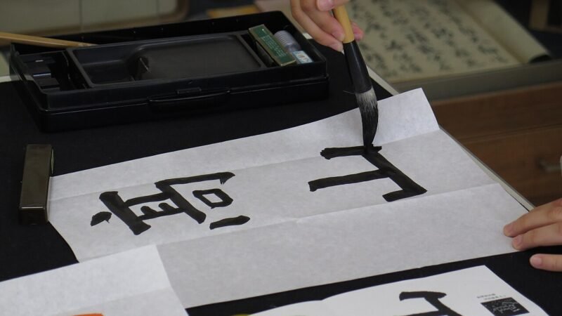 Quando l’inchiostro diventa esperienza. La calligrafia cinese si reinventa in Europa