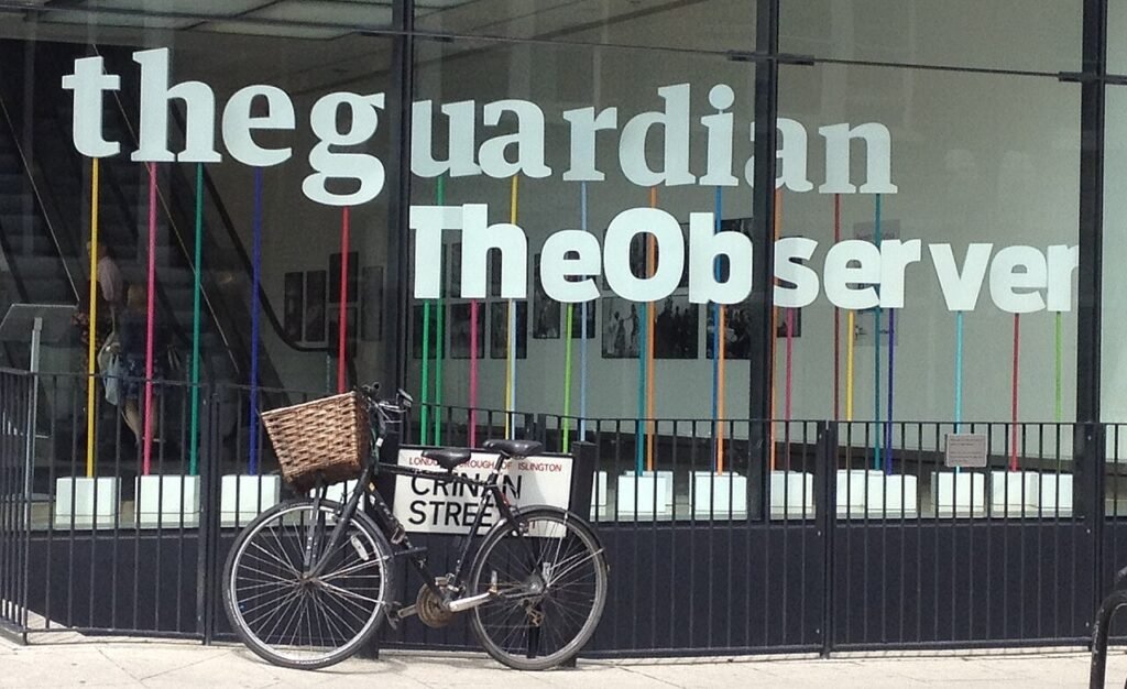 La sfida del giornalismo senza muri: il modello Guardian tra fiducia e sostenibilità
