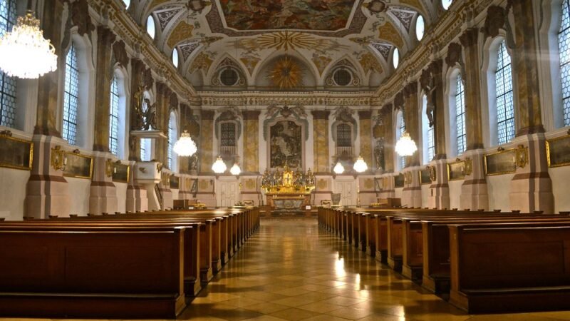 La commedia dei sentimenti nelle pieghe della burocrazia ecclesiastica
