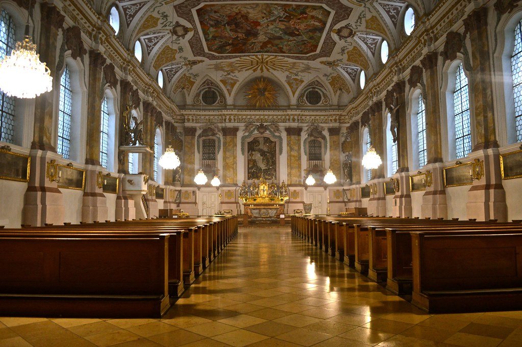 La commedia dei sentimenti nelle pieghe della burocrazia ecclesiastica