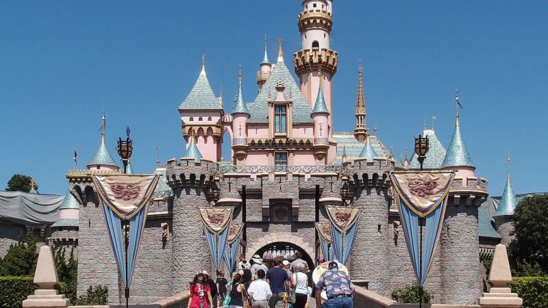 Disneyland Paris tra nostalgia adulta e meraviglia generazionale: la sfida del parco a doppia anima