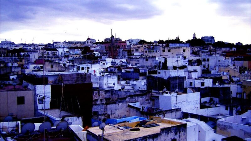 Tangeri, la «città bianca» sullo Stretto di Gibilterra: storia e fascino della porta dell'Africa