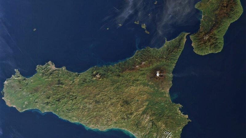Il patrimonio sommerso della memoria archeologica. La Sicilia tra autonomia regionale e integrazione nazionale