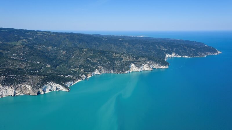Le stratificazioni del Gargano: quando la memoria medievale incontra la rinascita contemporanea