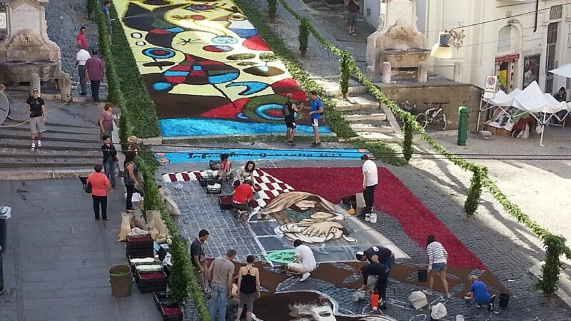 Quando il rito passa sui fiori: l'Infiorata e la bellezza effimera